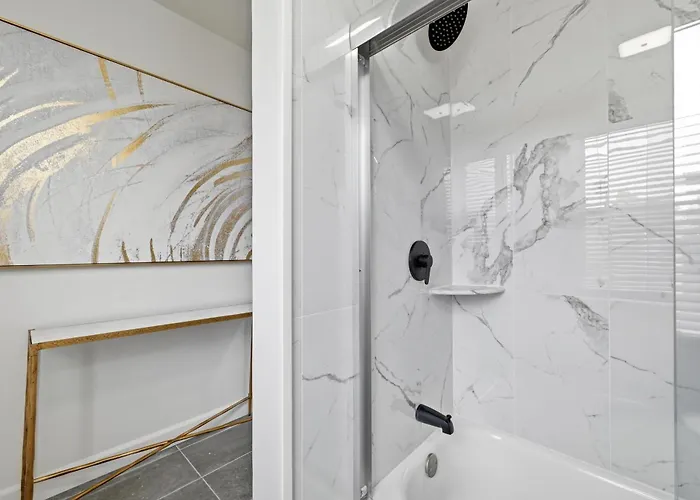 Dormont, !d Stylish And Unique Private Bedroom With Shared Bathroom *