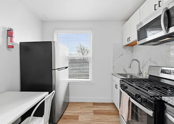 Dormont, !d Stylish And Unique Private Bedroom With Shared Bathroom Homestay