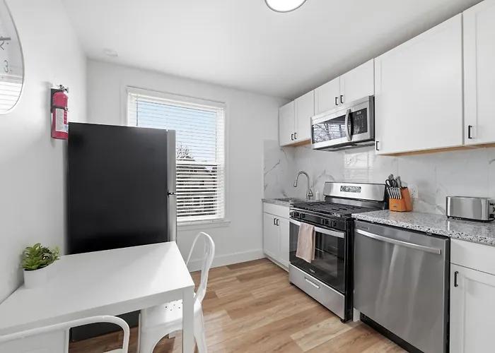 Homestay Dormont, !d Stylish And Unique Private Bedroom With Shared Bathroom
