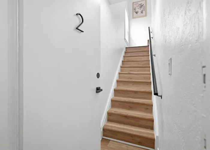 Dormont, !d Stylish And Unique Private Bedroom With Shared Bathroom *