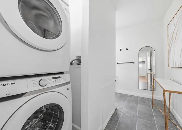 Homestay Dormont, !d Stylish And Unique Private Bedroom With Shared Bathroom